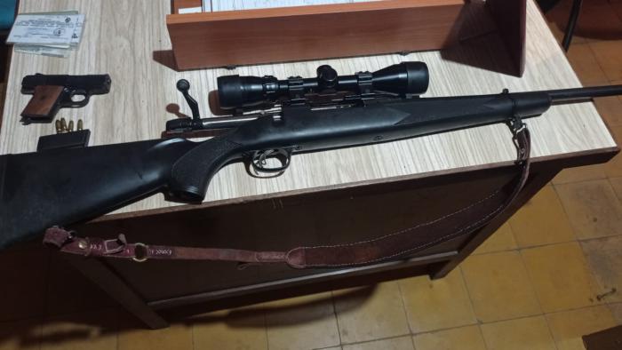 arma de fuego tipo rifle con mira telescópica 