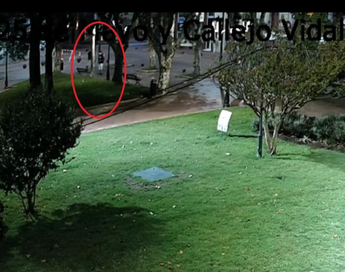 Visualización de dos personas dañando un banco de plaza Libertad
