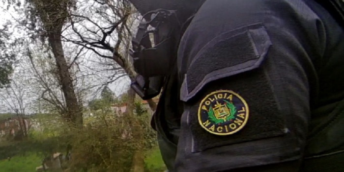 hombro con escudo de policial de grupo de resrva tactica