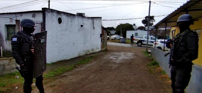 Policías parados en ingreso al barrio Calcerrada de Minas 