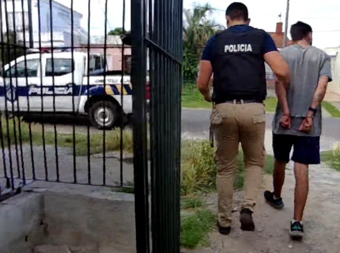Detenido esposado a la espalda Detenido esposado a la espalda