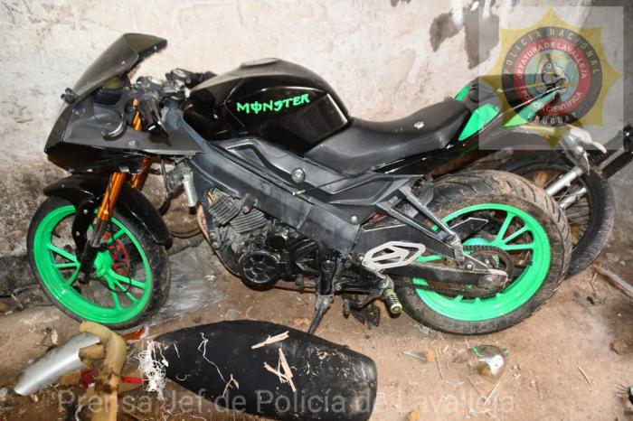 Moto con llantas verdes recuperada en allanamiento
