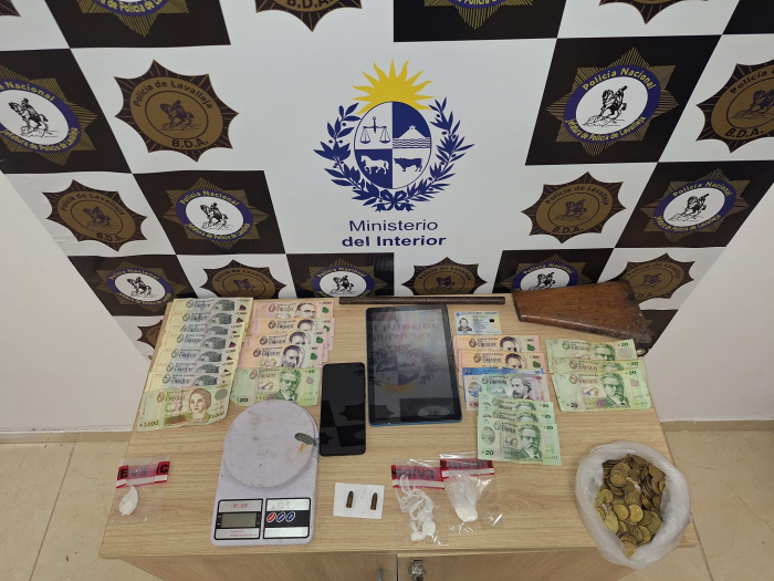 Sustancias y objetos incautados en allanamiento de vivienda de distribuidos de sustancias  Sustancias y objetos incautados en allanamiento de vivienda de distribuidos de sustancias