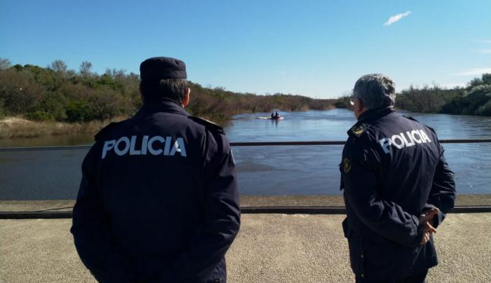 Personal Policial sobre puente de Río Yí
