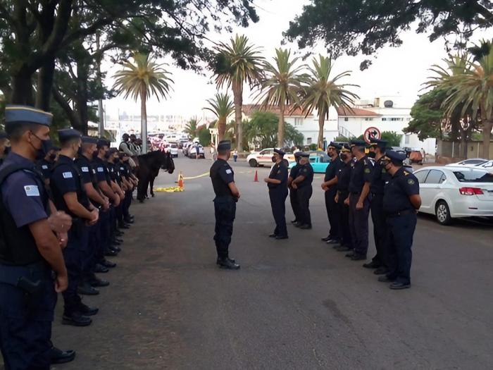 Cadetes de Policía parados escuchando a autoridades de la Jefatura de Maldonado