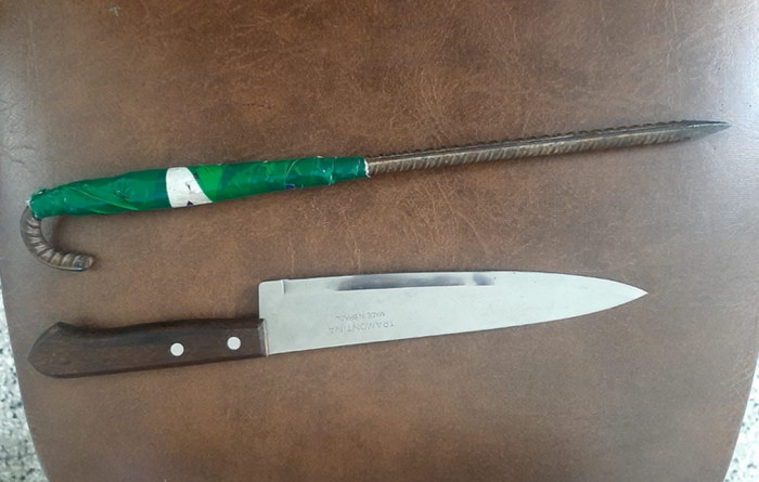 Cuchillo y corte carcelario incautados.