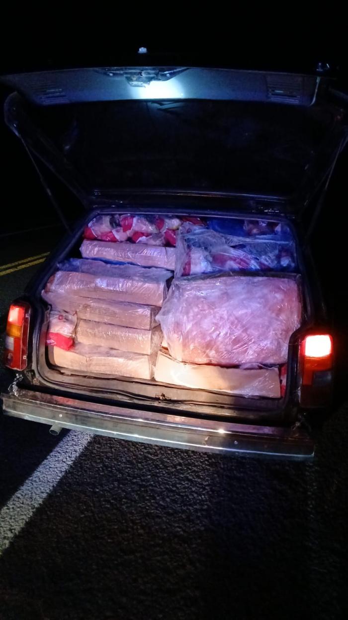 vehículo con la cajas de mercadería de contrabando incautada