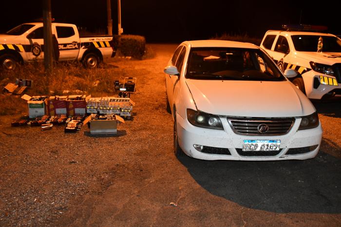 Auto y mercaderia en infracción aduanera incautada 