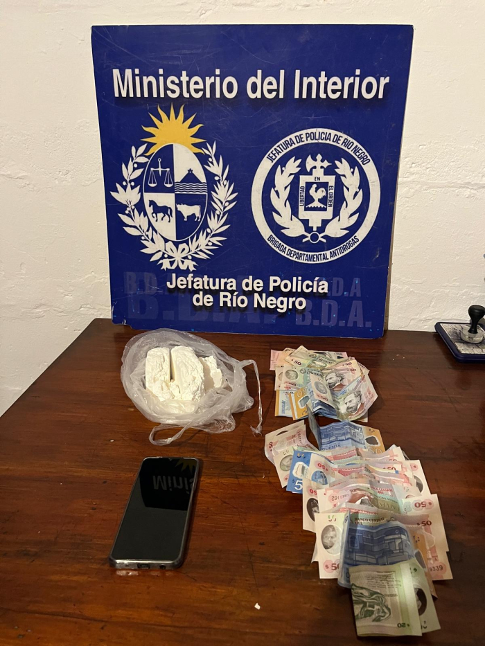 Celular, dinero, envoltorios de nylon