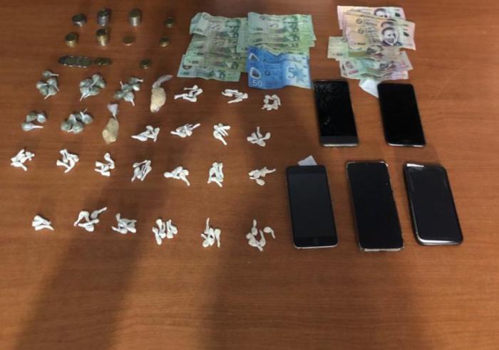droga, celular y objetos incautados en el allanamiento