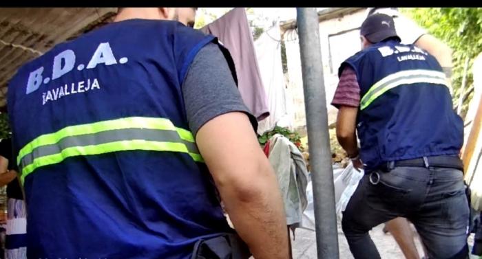 Policías de la Brigada Departamental Antidrogas ingresan a allanamiento