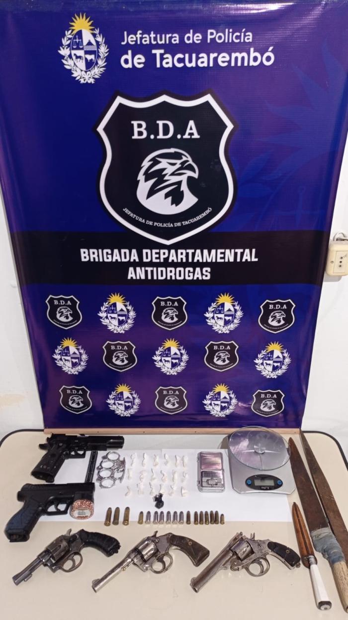 Sustancia estupefacientes y armas incautadas Sustancia estupefacientes y armas incautadas