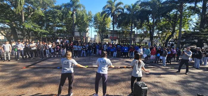 Bachilleres de deportes de UTU dirigiendo alumnos en Plaza Libertad