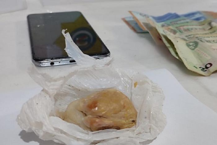 Drogas, celulares y dinero incautado sobre una mesa
