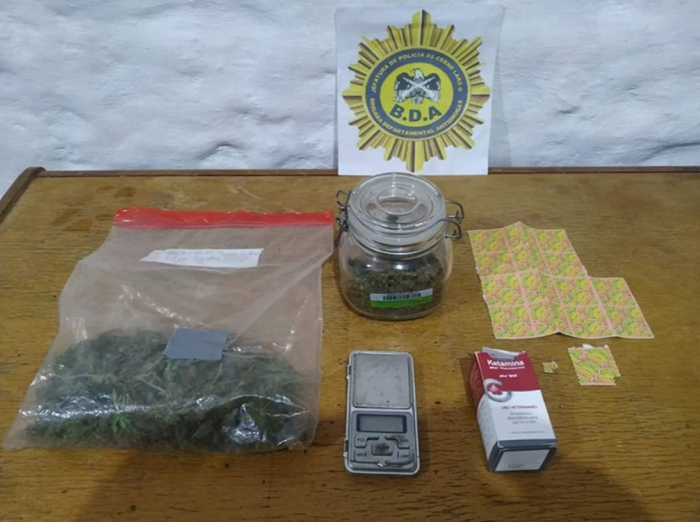 sellos de LSD, marihuana en cogollos, un frasco medicamento de uso veterinario, celulares y balanza.