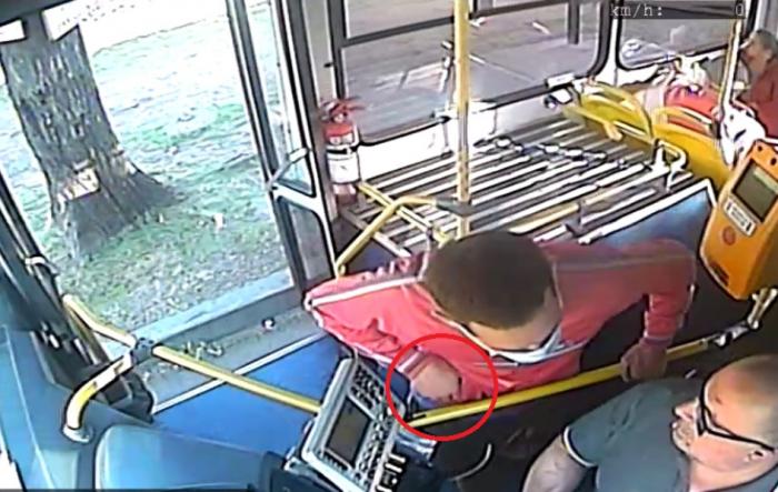 rapiñero amenazando a conductor del ómnibus 