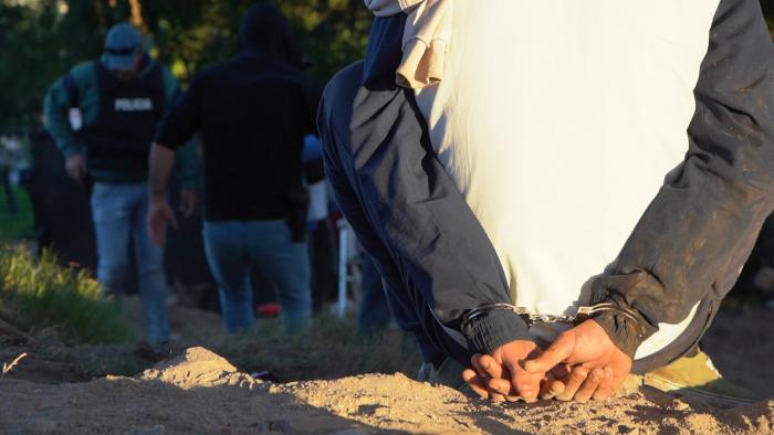 Hombre con medidas de seguridad