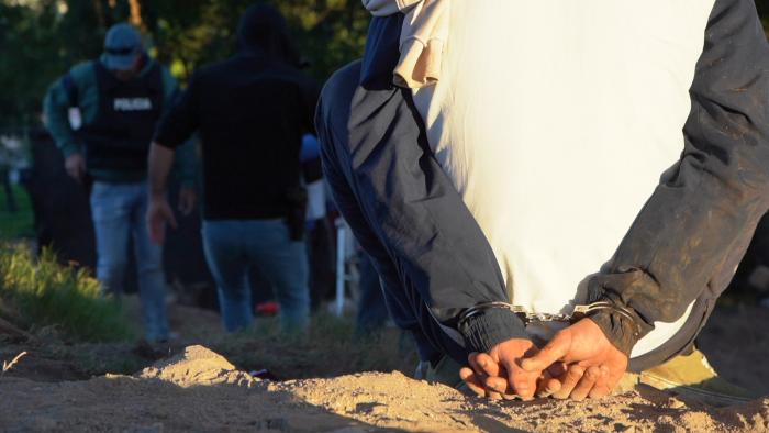 Hombre detenido por personal policial.
