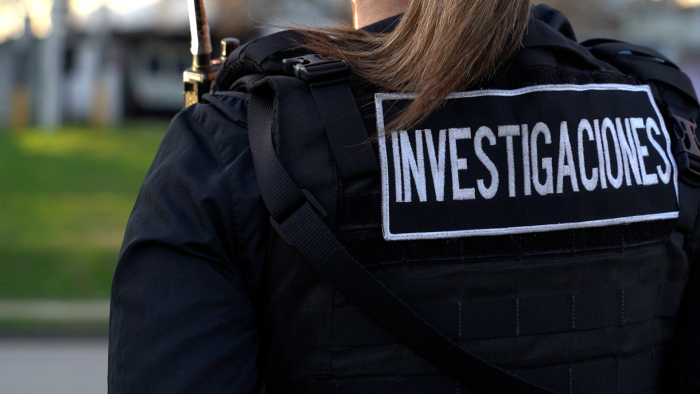 Investigadores durante actuaciones Funcionaria del Área de Investigaciones durante procedimiento policial.