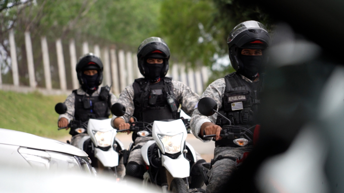 Policias de la Guardia Republicana - Unidad PUMA Tres policías de la Guardia Republicana sobre una moto cada uno, en fila uno detrás de otro.