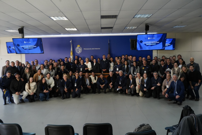 Grupo de personas en un escenario paradas y semi flexionadas