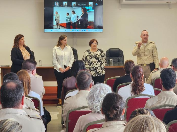Director de Policía Caminera junto a Directora y funcionarias de CAVID Director de Policía Caminera junto a Directora y funcionarias de CAVID