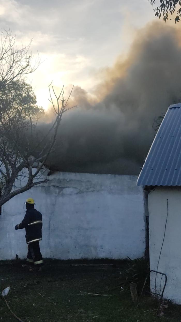 Una vivienda incendiada en Costa de Pereyra presentó pérdidas parciales Una vivienda incendiada en Costa de Pereyra presentó pérdidas parciales