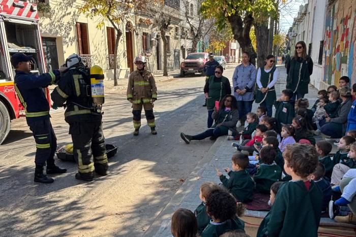Bomberos de Melo junto al Caif Casa del Niño Los bomberos realizan una charla para los niños del Caif