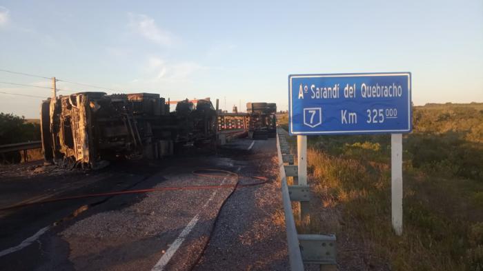 Camión volcado en ruta