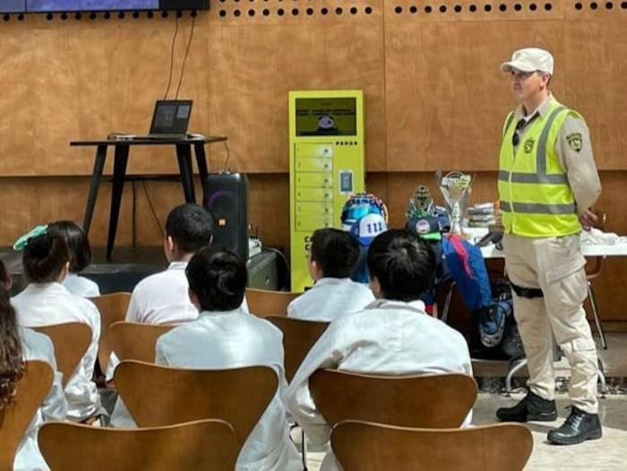 Policía de Caminera enseñando a niños de escuela