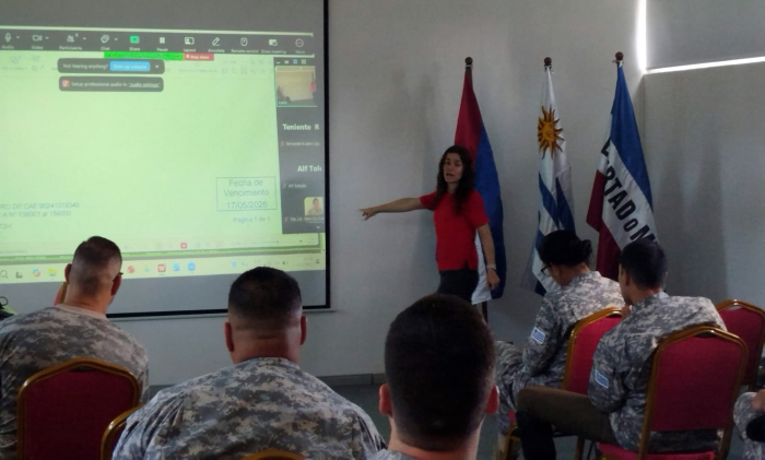 Contadora Echavalete señalando una pantalla frente a personal policial