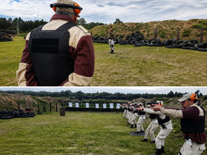 Personal de Caminera en instrucción de Tiro Instructor supervisa práctica de tiro y personal policial dispara en línea sobre polígono.