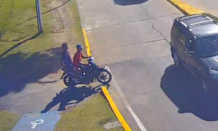 dos hombres circulando sobre una moto