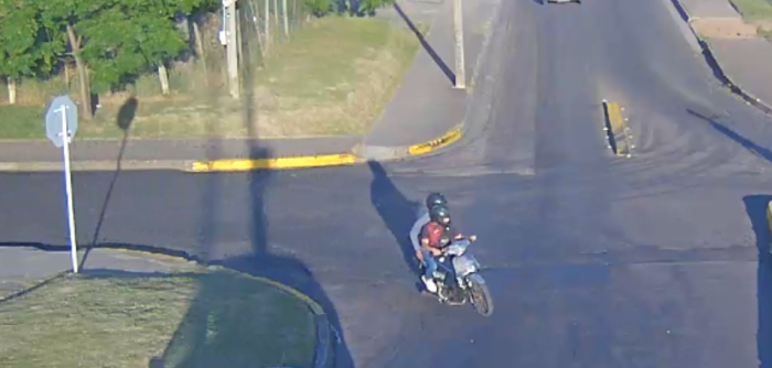 dos hombres circulando en una moto