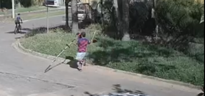 un hombre corriendo por las calle cargado elementos