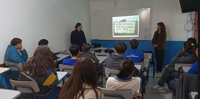 Alumnos durante charla en el salon de clases