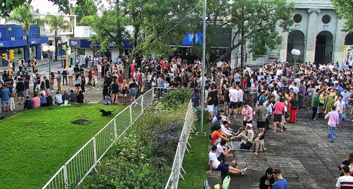 Concentración de personas en Plaza Constitución