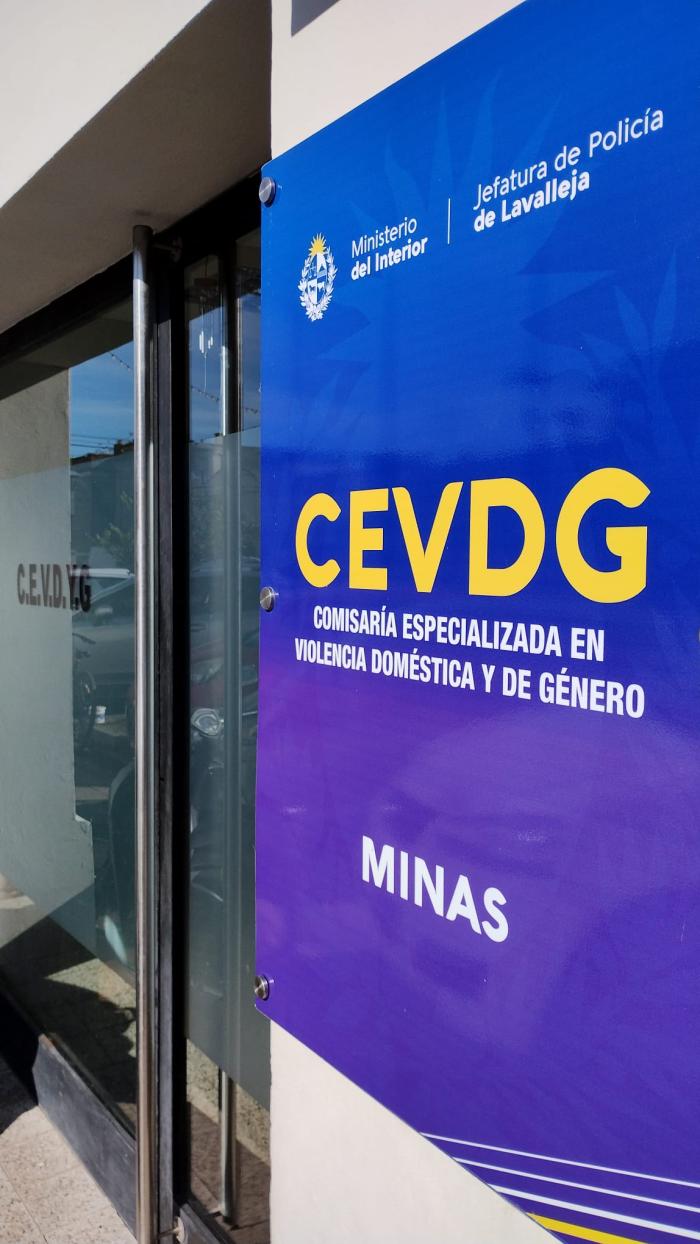 Cartel de ingreso a CEVDG de Minas Cartel de ingreso a CEVDG de Minas con puerta