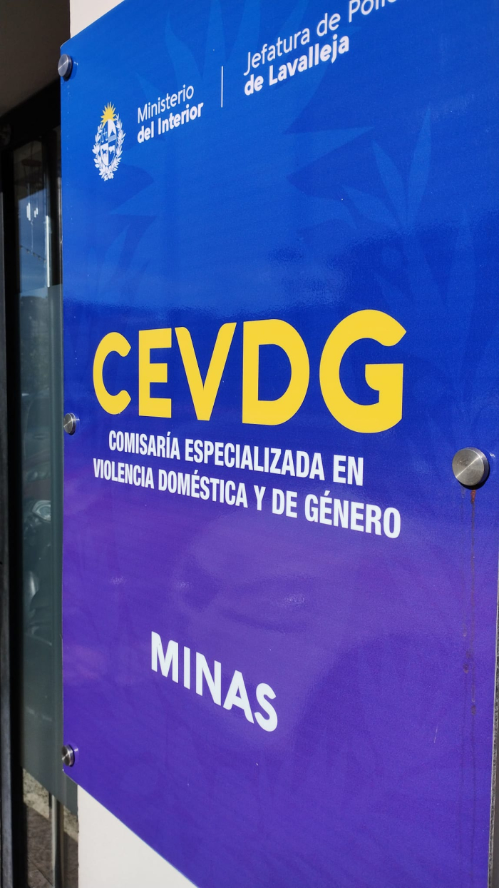Cartel de ingreso a Comisaria Especializada Violencia Doméstica y Género de Minas Cartel de ingreso a Comisaria Especializada Violencia Doméstica y Género de Minas