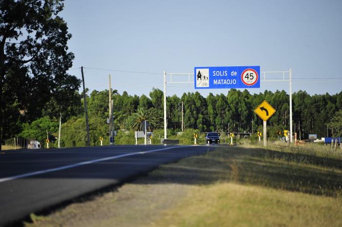 Cartel de ingreso a Solís de Mataojo de Lavalleja sobre ruta 8