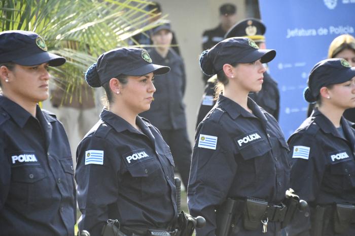 cuatro mujeres policías uniformadas, paradas en formación 