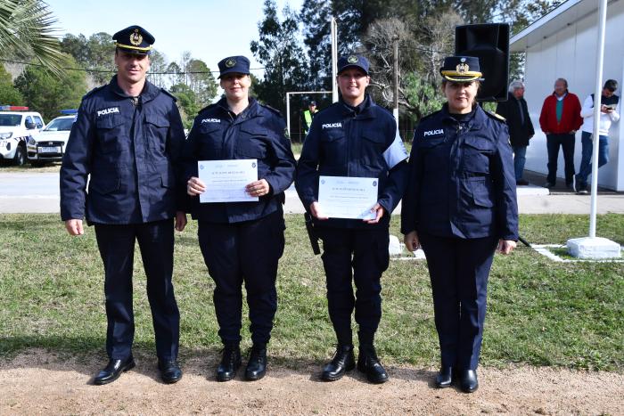 Cuatro policías parados posando para la foto