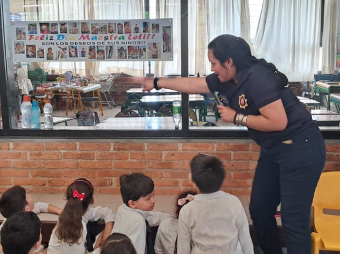 Charla sobre identidad y huellas dactilares