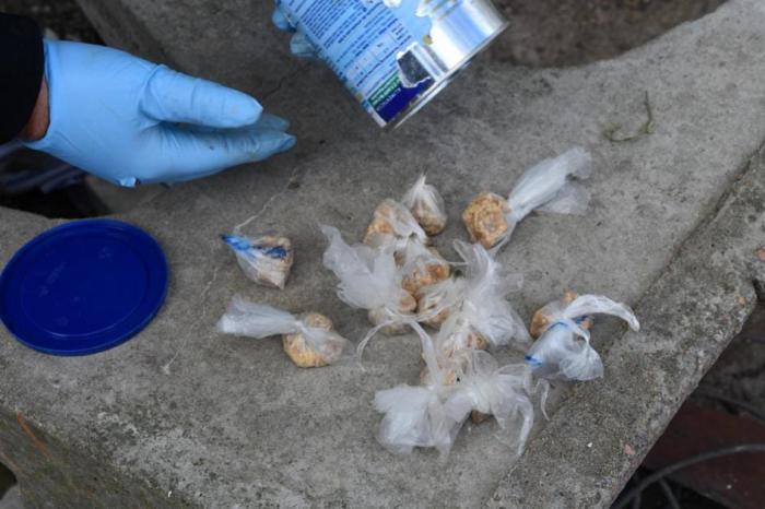 Policías incautando drogas