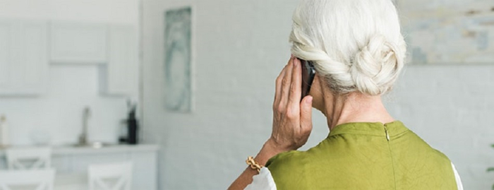 Ciudadana de espaldas hablando por teléfono