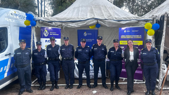 Jefe de Lavalleja junto a policías PCOP y de Violencia de Género en stand de Minas y Abril 2026