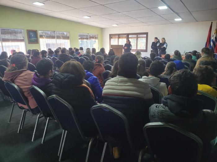 Funcionarios de Policía comunitaria exponiendo frente a adolescentes de José Batlle y Ordóñez Funcionarios de Policía comunitaria exponiendo frente a adolescentes de José Batlle y Ordóñez