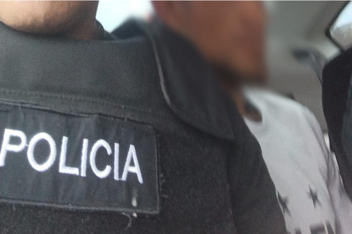 Condenado siendo conducido por la policía. Condenado siendo conducido por la policía.