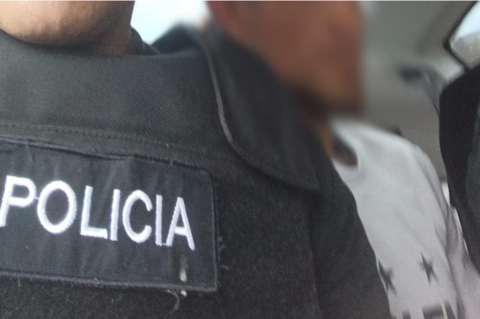 Condenado siendo conducido por la policía.