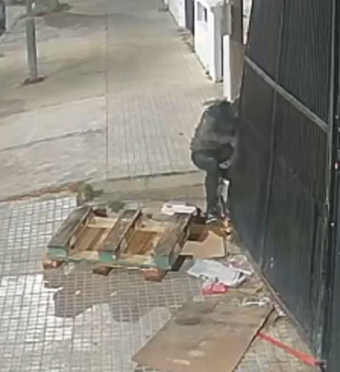 persona saliendo desde un comercio mediante destreza persona saliendo desde un comercio mediante destreza